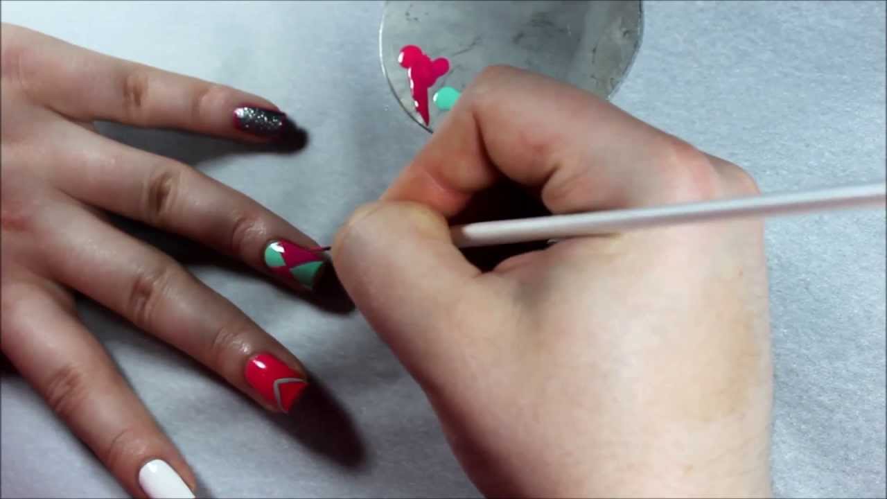 Nail artist al lavoro